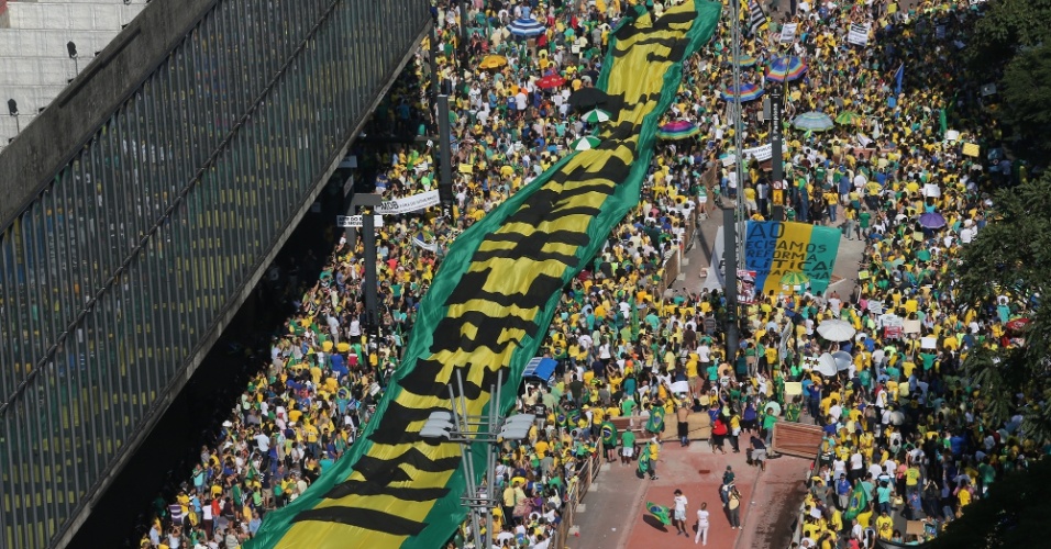 12abr2015---manifestantes-erguem-faixa-gigante-com-a-frase-impeachment-ja-durante-protesto-contra-o-governo-da-presidente-dilma-rousseff-neste-domingo-12-proximo-ao-masp-na-avenida-paulista-1428865197278_956x5